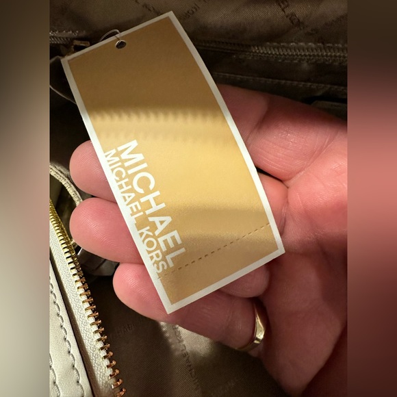 Michael Kors NWT large weekend travel bag. Beautiful Miami style bag so cute - Picture 2 of 16